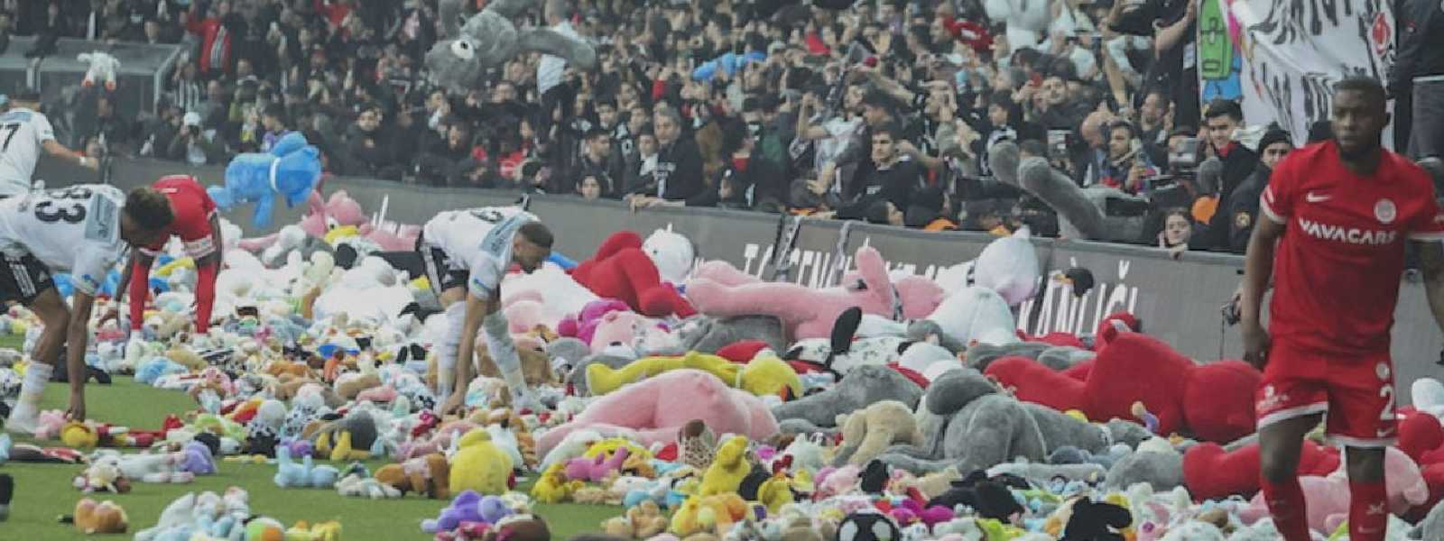 පාපන්දු පිටියක් සෙල්ලම් බඩුවලින් පිරෙයි